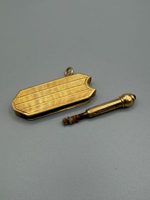 deux objets en métal plaqué or sont posés sur une surface grise