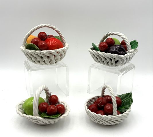 Suite de 4 paniers de fruits en faïence 