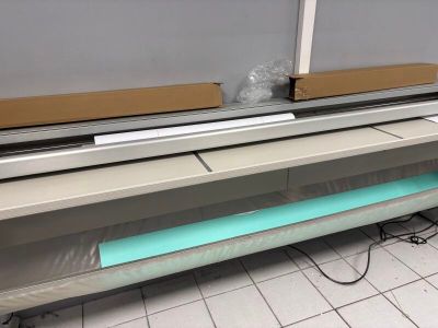 une machine posée sur le sol d'une pièce