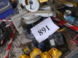 tout un tas d'outils qui traînent sur la table