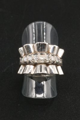 un gros plan d'une bague posée sur une surface noire, avec un fond noir
