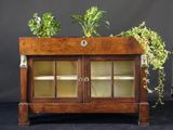 une armoire en bois sur laquelle sont posées des plantes
