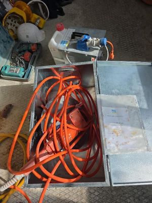 une boîte métallique contenant tout un tas de fils