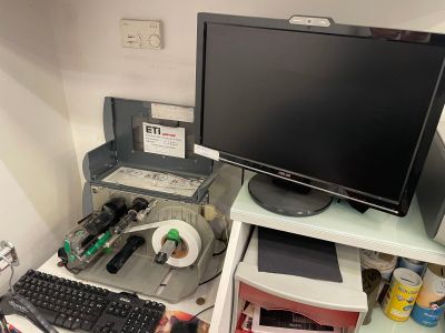 un bureau d'ordinateur équipé d'un écran, d'un clavier, d'une souris et d'une imprimante