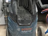 un homme qui passe l'aspirateur sur le sol