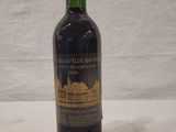 l'image d'une bouteille de vin posée sur une table