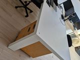 un bureau blanc sur lequel est posé un ordinateur