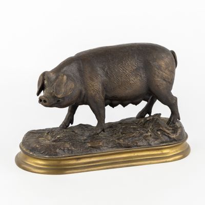 statue en bronze représentant un cochon, posée sur un socle, sur fond blanc