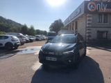 une voiture noire garée devant un bâtiment