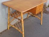 une table en bois sur laquelle se trouvent un tiroir et un panier