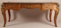Bureau plat de forme galbée, en bois de placage marqueté. (photo 2)