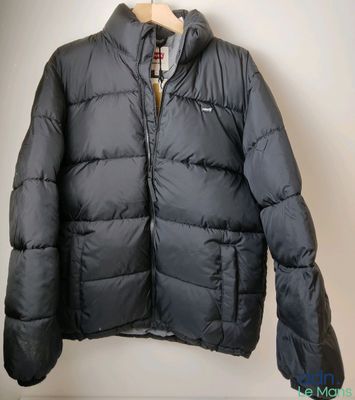 un gros plan d'une veste suspendue à un cintre accroché au mur