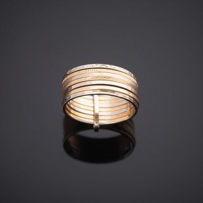 gros plan d'une bague en or sur une surface noire