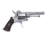 un vieux revolver avec un manche en bois sur fond blanc