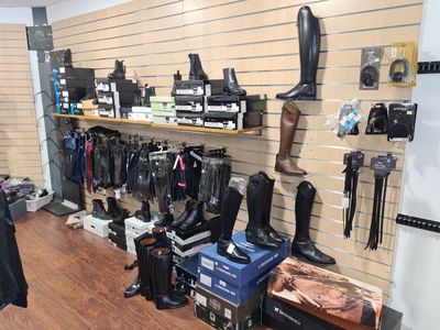 Il y a de nombreuses paires de bottes accrochées au mur dans ce magasin.