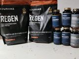 de nombreux sachets de protéines posés les uns à côté des autres sur une table