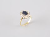 une bague à grappes de saphirs et de diamants
