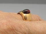 une bague en or sertie d'une pierre rouge