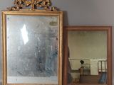 un miroir accroché au mur à côté d'un miroir accroché au mur