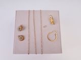 une boîte contenant tout un tas de bijoux