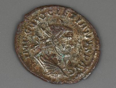 une vieille pièce de monnaie sur laquelle figure l'image d'un homme