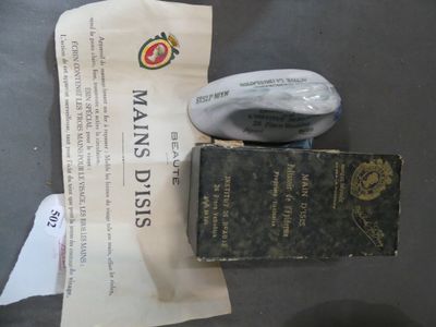 un livre et une souris posés sur une table, à côté d'un sac