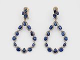 une paire de boucles d'oreilles en saphir et diamant