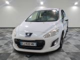 la photo d'une voiture blanche garée dans une salle d'exposition