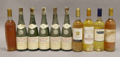 plusieurs bouteilles de vin sont alignées sur une table