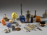 un grand nombre d'objets différents posés sur une table