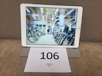 une photo d'une tablette sur laquelle figure l'image d'un magasin de vélos