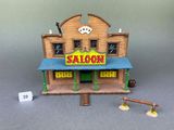 un petit bâtiment en bois avec une enseigne indiquant « saloon »