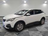 une photo d'un 4x4 blanc garé dans un garage