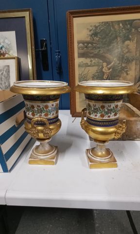 Paire de vases de forme Médicis en porcelaine de Paris un décor p...