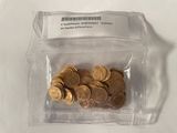 un sac rempli de pièces de monnaie posé sur une table