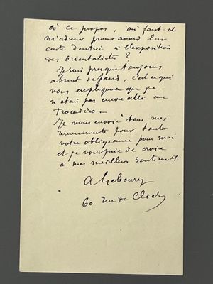 une vieille lettre manuscrite est écrite sur une feuille de papier