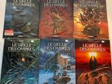 six livres posés sur une table blanche, sur fond blanc