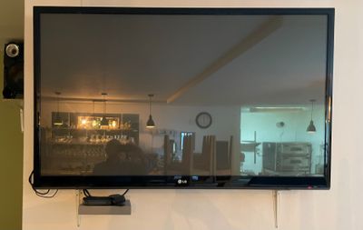 un téléviseur à écran plat fixé au mur d'un salon