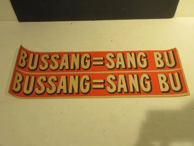 deux pancartes accrochées au mur sur lesquelles on peut lire « bussing sang du russang sang du »