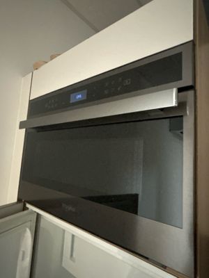 un micro-ondes encastré dans le mur de la cuisine