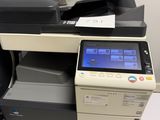 une imprimante multifonction posée sur un bureau
