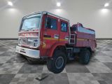 un camion rouge garé sur un sol à damier