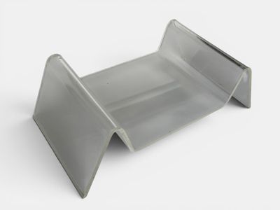 Structure de table basse en plexiglas. État d'usage (Rayures…