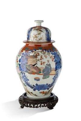 un vase avec un couvercle, posé sur un socle, sur fond blanc