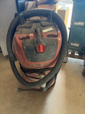 une image d'un aspirateur posé sur le sol
