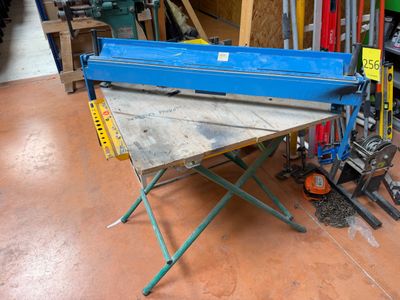 une machine bleue posée sur une table