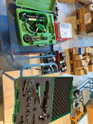 de nombreux outils posés sur une table
