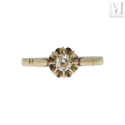 gros plan d'une bague en diamant sur fond blanc