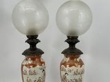 deux lampes placées l'une à côté de l'autre sur une table