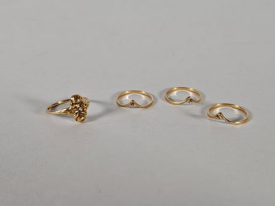 un ensemble de trois bagues en or sur un fond blanc
